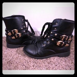 ❗️ SOLD❗️ Black studded combat boots✨